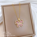 Detailopname van gouden vlinderhanger met roze steen en kristallen op zijde - Roze Vlinder Roestvrijstalen Ketting Koperen Micro-ingelegde Hanger (C528)