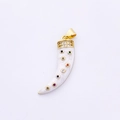 Détail macro d'un pendentif cornicello doré avec texture marbrée et zircons colorés - Corne Italienne / Style 4