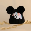 Detail der schwarzen Strickmütze für Mädchen mit Einhorn-Stickerei und doppelten Kunstfellbommeln - Einheitsgröße (2-6 Jahre) / Schwarz
