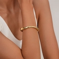 Poliertes 18K Goldwellen-Armband mit minimalistischem geometrischem Design am Handgelenk - Gold