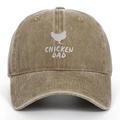 Detail einer khaki gewaschenen Baseballkappe mit weißer Chicken Dad Bestickung und Schirm - Einheitsgröße / Khaki