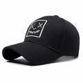 Klassische schwarze Baseballkappe mit weißem, minimalistischem Stickaufnäher - Verstellbar / Schwarz mit weißer Stickerei