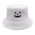 Dettaglio del ricamo zucca di Halloween su cappello a secchiello bianco in cotone - M (56-58cm) / Bianco + Nero