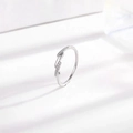 Detailansicht eines silbernen Titanrings mit diagonalem Mikrozirkon und gedrehtem Design - US 5 / Silber