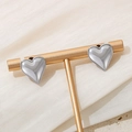 Pendientes de corazón plateados minimalistas en acero inoxidable pulido sobre soporte - Pendientes de Botón de Corazón Color Acero (KE111053-KFC)
