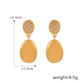 Goldene Tropfenohrringe mit eleganten weißen Kristallen und glatter Metalloberfläche - Gold