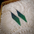 Detail van ruitvormige oorbellen met blauw-groene strassteentjes en zilveren haakjes - Groene ruitvormige oorhaak