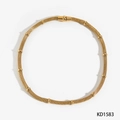 Collana a rete dorata con accenti circolari e chiusura magnetica su sfondo bianco - Collana Oro (KD1583)