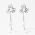 Elegante holle bloemoorbellen met lange zilveren kwastjes en witte parels voor dames - Zilver (D3152)