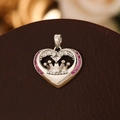 Macro d'un pendentif cœur couronne avec pierres roses sur fond de cuir marron - Couronne d'argent
