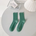Calcetines de algodón de punto acanalado verde mostrados en un escritorio limpio - Verde Crema