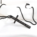 Vista macro della collana con croce nera opaca e incisione di versetto biblico su seta - Nero
