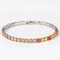 Detalle de pulsera tenis plateada con circonitas multicolores de corte cuadrado degradado - Estilo Con Cierre Plegable / Plata Arcoíris Degradado
