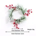Detail eines gefrosteten Weihnachtskranzes mit roten Beeren, 10cm Innen- und 22cm Außenmaß - Voller verschneiter Kiefernnadel-Rotbeeren-Kerzenring