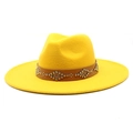 Dettaglio cappello in feltro giallo con fascia in pelle marrone e borchie metalliche - Adulto 56-59cm / Giallo