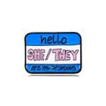 Broche de esmalte azul y blanco con texto Hello She They para decoración de bolsos y ropa - SHE/THEY (Azul Rosa)