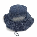 Dettaglio del cappello pescatore in denim blu scuro con cuciture vintage e cordino antivento - Taglia Unica (58.5cm) / Blu scuro