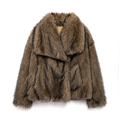 Gros plan d'une veste en fausse fourrure marron foncé à texture douce et fini lustré - XS / Brun Foncé