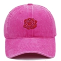 Detail der roten Rosenstickerei auf gewaschener Baumwollkappe mit Vintage-Finish - Fuchsia