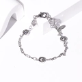 Detail eines Silberketten-Armbands mit drei facettierten Kugeln und einem Karabinerverschluss - Facettierte Runde Perlen Silber