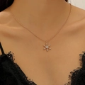 Collier flocon de neige en or rose avec cristaux sur une chaîne croisée fine - Flocon de Neige en Strass (3372)