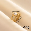 Makroansicht des 18k vergoldeten Sonnenrings mit Maßen und Gewicht auf Stoff - Gold Sonne Weiß Emaille Stil (J624-G-W)