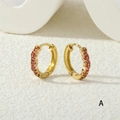 Primer plano de pendientes de aro chapados en oro con micro pavé de circonitas rosas - Rosa Púrpura