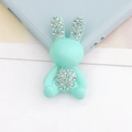 Dettaglio di un accessorio fai-da-te a coniglio azzurro con strass brillanti incastonati - Coniglio Verde