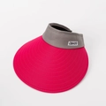 Détail d'une visière rose avec étiquette blanche CBAIQ et coutures renforcées précises - Réglable / Bord Rose Rouge Sommet Gris