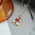 Collier doré vintage avec pendentif rectangulaire fleuri rouge et détail perle fine - Pendentif Fleur Rose Carré - Bleu
