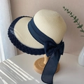 Eleganter Strohhut in Creme und Marineblau mit dekorativer Schleife und Webstruktur - M / Marineblau