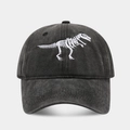 Dettaglio ricamo scheletro di dinosauro su cappello da baseball stile vintage - Regolabile / Nero