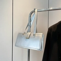 Bolso de hombro rectangular de piel sintética plateada con hebilla dorada y correas dobles - Plateado