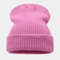Gros plan du bonnet rose en maille côtelée montrant la texture épaisse et le revers large - 221# Violet