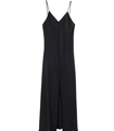 Dettaglio abito sottoveste in raso nero con scollo a V e spacco alto su sfondo bianco - XS / Nero