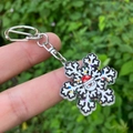 Détail du porte-clés flocon de neige de Noël avec Père Noël sur pendentif en acrylique - Flocon de Neige Père Noël (Modèle 5)