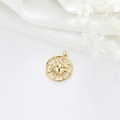 Élégant pendentif soleil doré ajouré avec rayons sur un tissu en soie blanche - Style Radiant Soleil Doré Ajouré (H-8609)