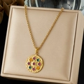Collier en acier inoxydable doré avec pendentifs ronds émaillés colorés en coffret - Collier Pendentif Rond Émail Coloré Martelé (N4119)