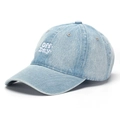 Détail de la broderie Off Day sur une casquette de baseball en denim bleu délavé à six panneaux - Taille Unique(Réglable) / Bleu Clair(C)