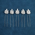 Détail de cinq épingles à cheveux en U argentées avec feuilles en strass sur velours bleu - N° 5 Blanc K [5 Pcs]