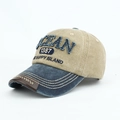 Dettaglio del cappello vintage con ricamo OCEAN e cuciture a contrasto definite - Cachi