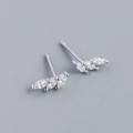 Dettaglio di orecchini a lobo in argento S925 con tre zirconi taglio marquise a arco - Argento 925 / Color Platino