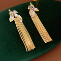 Detalle de pendientes de hoja vintage con esmalte colorido y borlas largas de oro - Dorado