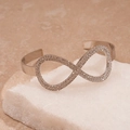 Detail van de zilveren infinity armband met sprankelende witte kristallen zetting - Zilver