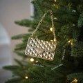 Goldene verzierte Mini-Handtasche als Weihnachtsbaumschmuck mit eleganter Kette und 3D-Textur - Taschenanhänger / Gold