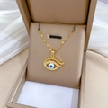 Dettaglio della collana occhio con zirconi blu in una scatola regalo per gioielli marrone - Stile Ciglia Occhio del Diavolo (G505)