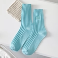 Chaussettes mi-hautes en maille bleu clair avec logo brodé carré minimaliste - Taille unique / Bleu Ciel