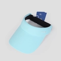 Dettaglio visiera parasole azzurra con etichetta UPF 50+ e ricamo UVLABEL - Taglia unica / Celeste