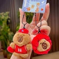 Set portachiavi peluche capibara marrone con maglie sportive rosse e catene a sfere - Coppia di Basket