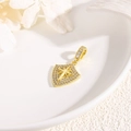 Detalle macro del colgante de escudo dorado con cristales pavé y grabado de estrella - Escudo de Octograma